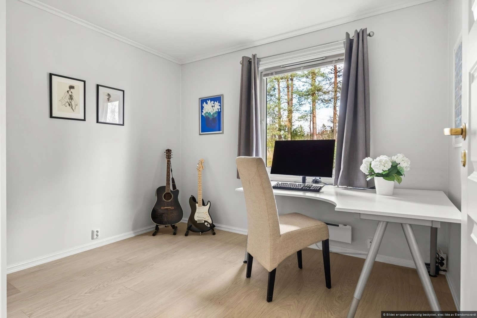 På det tredje soverommmet er det plass til dobbeltseng på 120 cm eller kontor. Galleribilde