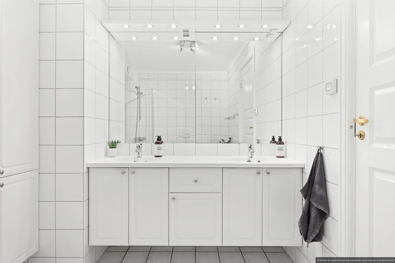 På det ene badet er det også godt med skapplass. Galleribilde