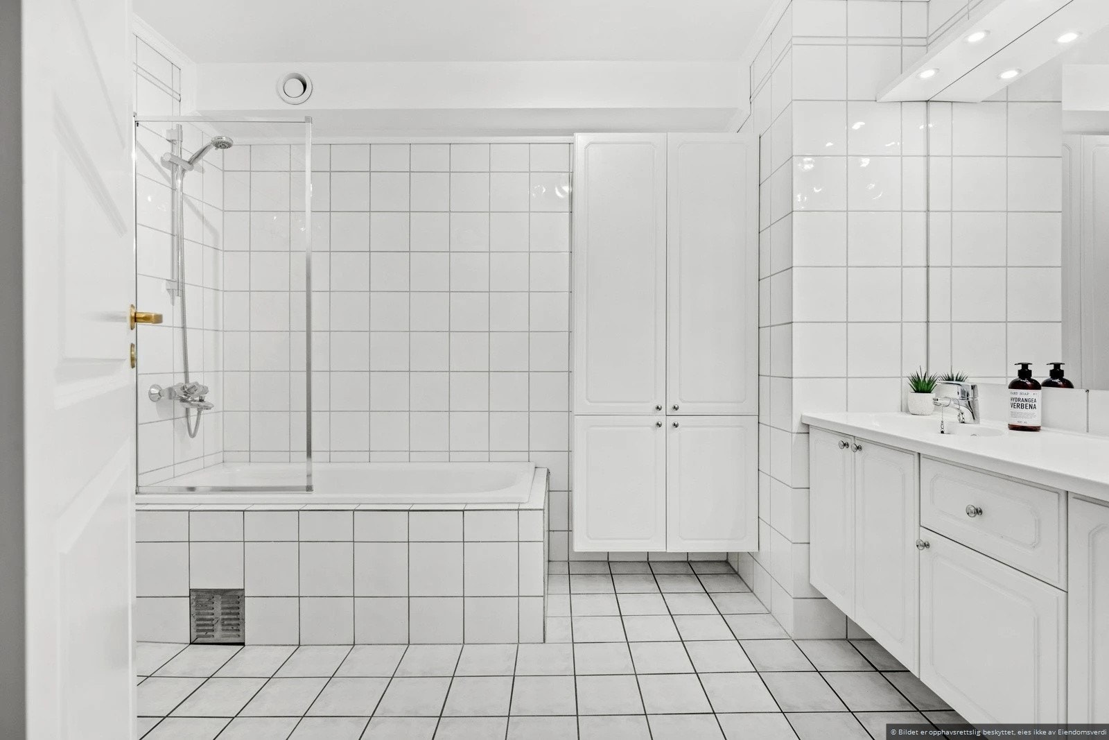 På det ene badet er det badekar, servant og toalett. Galleribilde