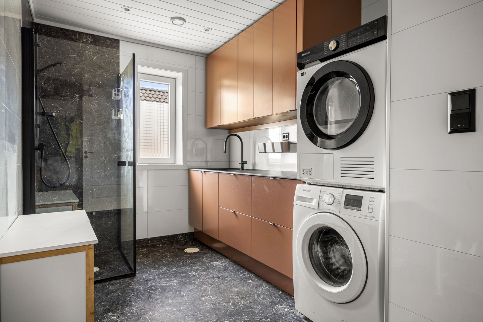 Romslig vaskerom med god innredning og ekstra dusj Galleribilde