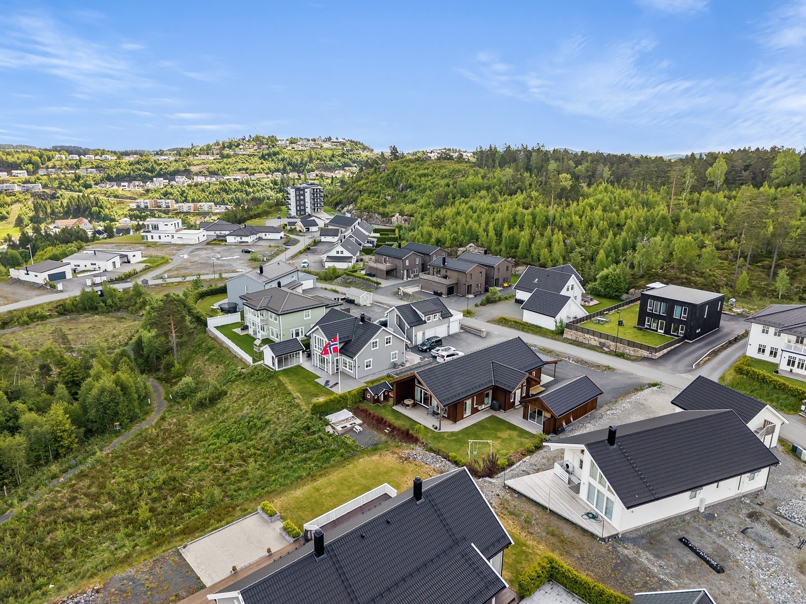 Meget barnevennlig med egen barnehage i feltet og stor aktivitetspark Galleribilde
