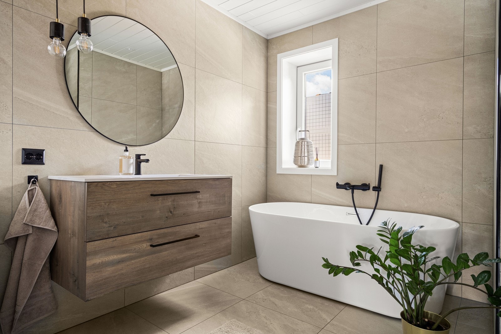 Lekker flislagt bad med både badekar og dusj Galleribilde