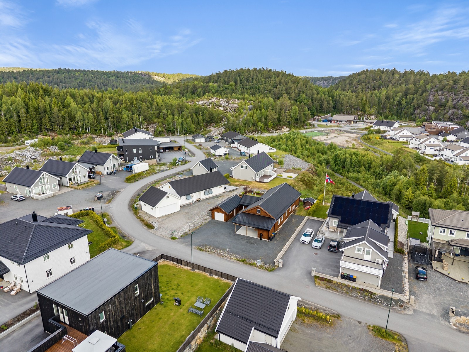 Her bor du i umiddelbar nærhet til Froland sentrum, Osedalen, skoler, idrettsanlegg og vakker natur Galleribilde