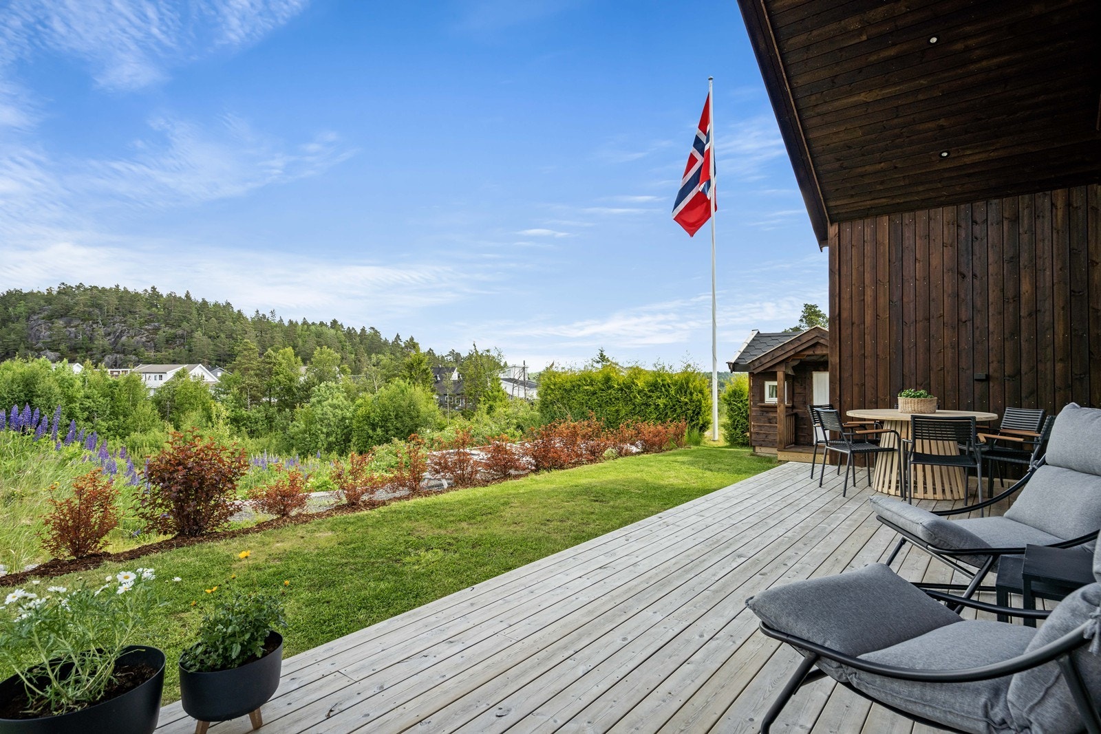 Solrikt med fint utsyn, god plass til hagemøbler Galleribilde