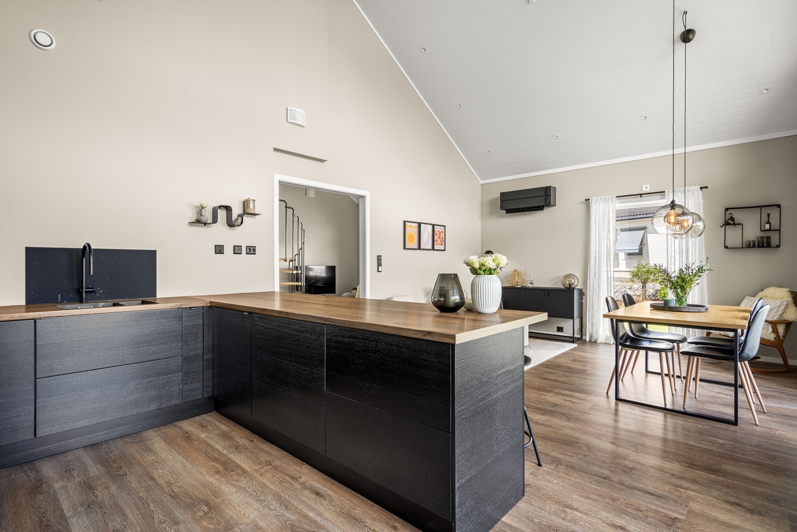 Sosial løsning på kjøkkenet med øy mot spiseplassen Galleribilde