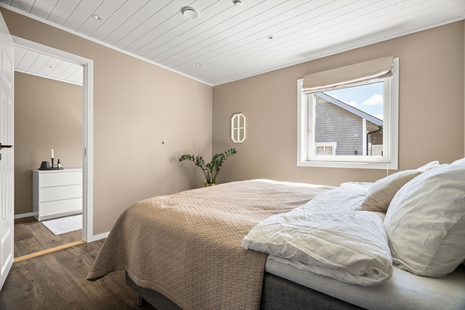 Innenfor hovedsoverommet er det et praktisk kontor/ walk-in eller det man måtte ønske Galleribilde