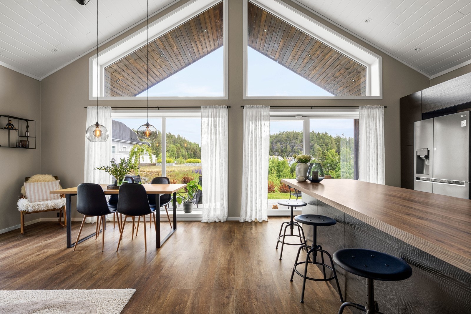 Stilren enebolig med store vindusflater og høy himling Galleribilde