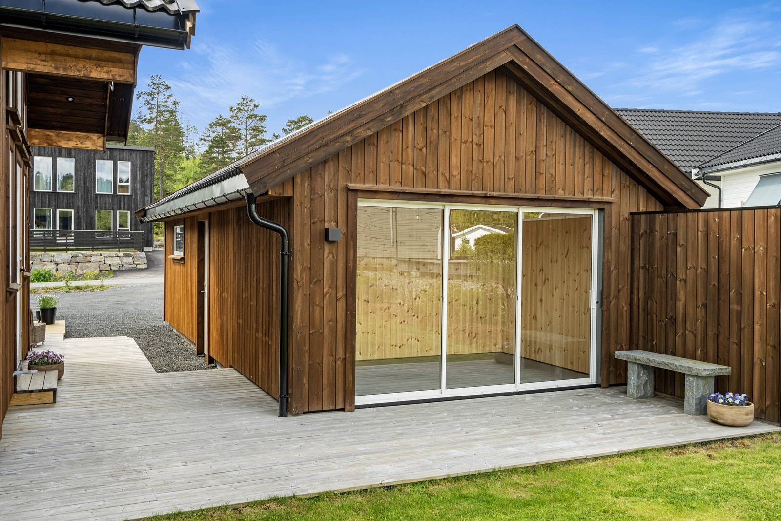 Hyggelig sommerstue med skyvedører Galleribilde