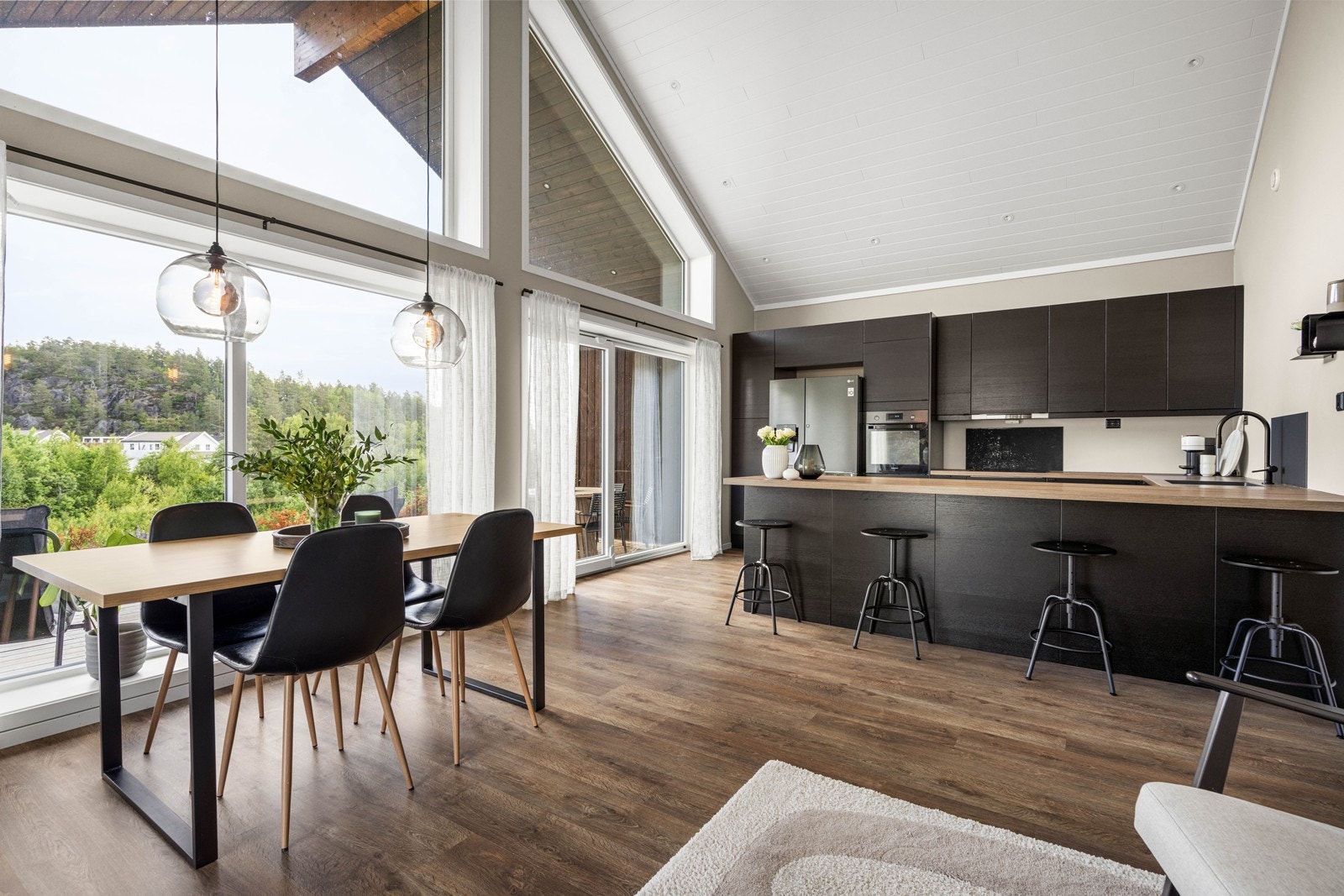 Romslig kjøkken med spisestue og utgang til terrassen/ hagen Galleribilde