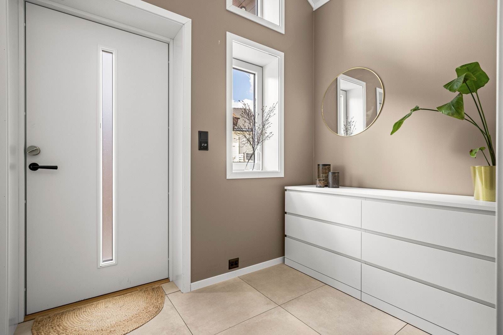 Entre med god plass til kommode Galleribilde