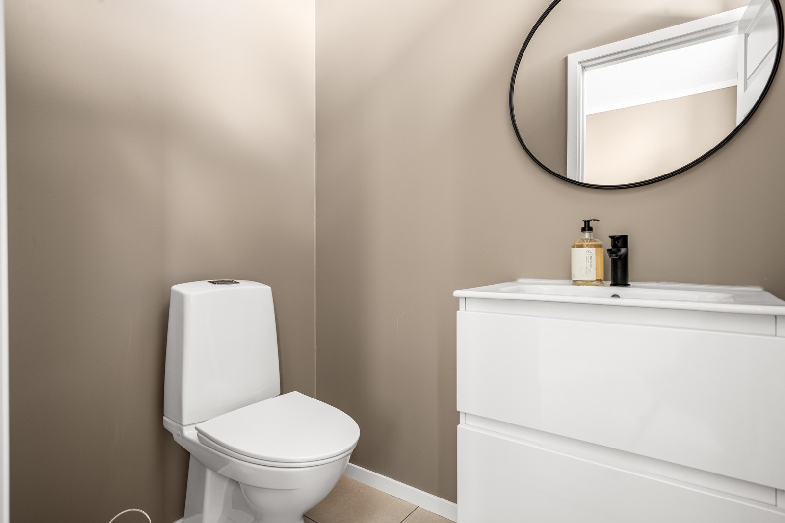 Praktisk toalettrom ved inngangspartiet Galleribilde