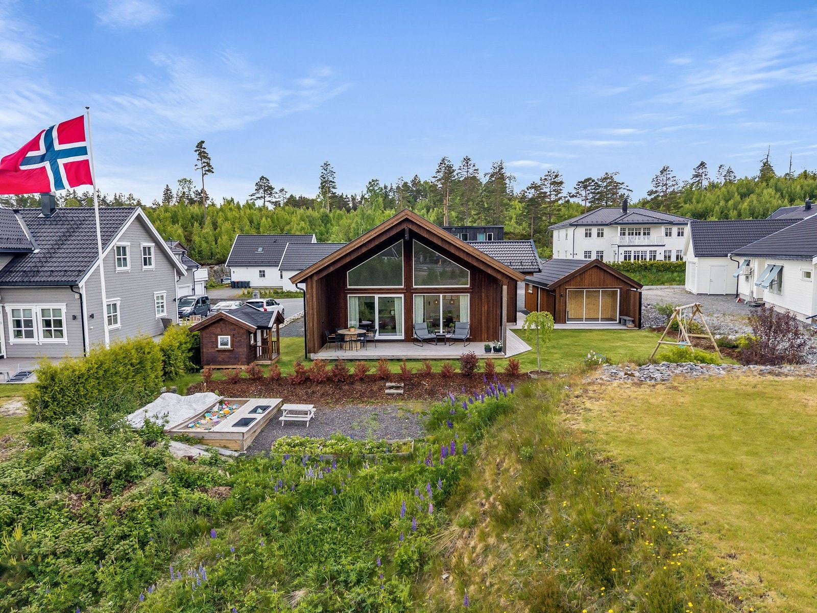 Velkommen til en stilren og funksjonell enebolig Galleribilde