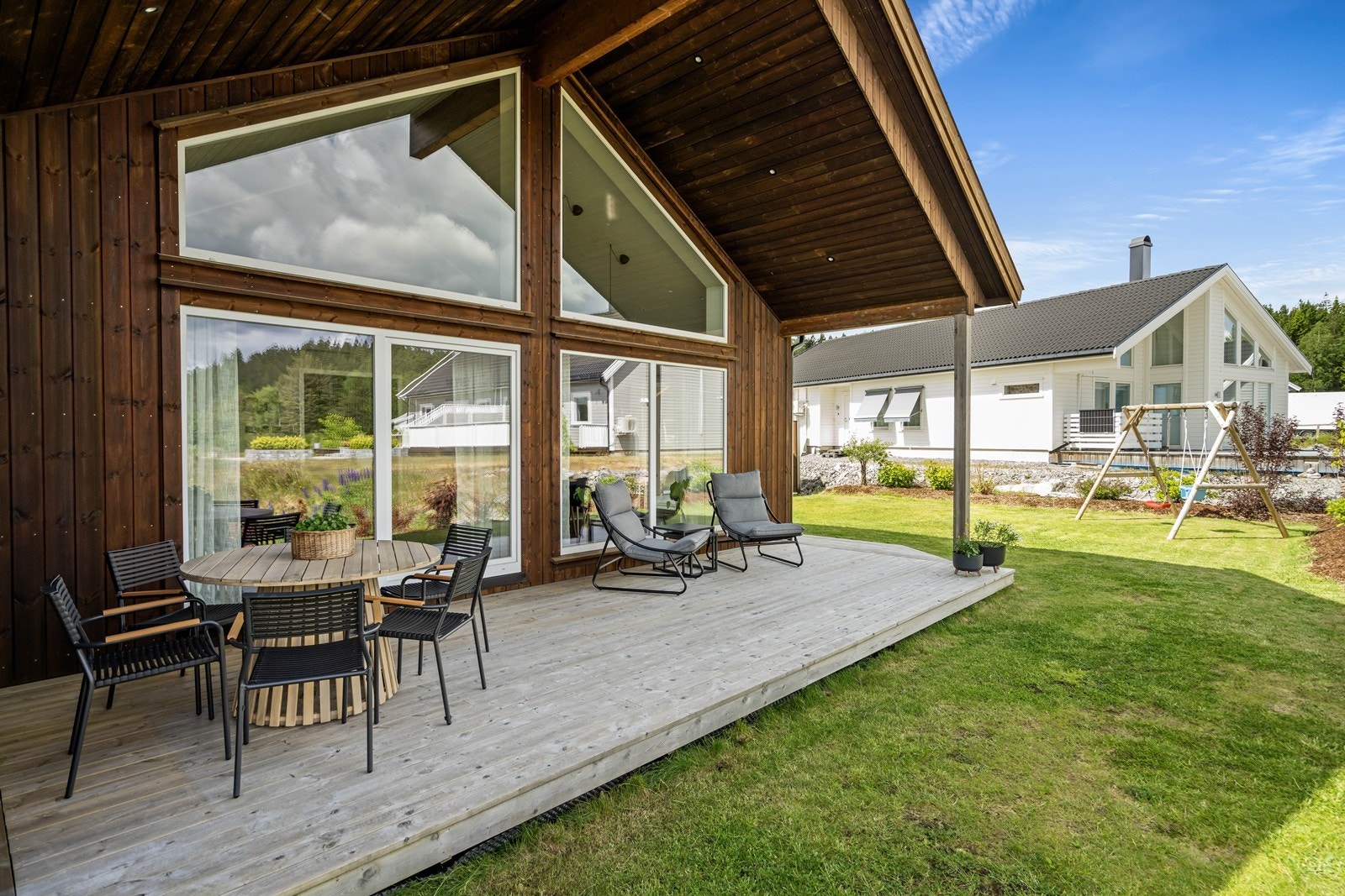 Hyggelig overbygd terrasse med god plass til møblement Galleribilde