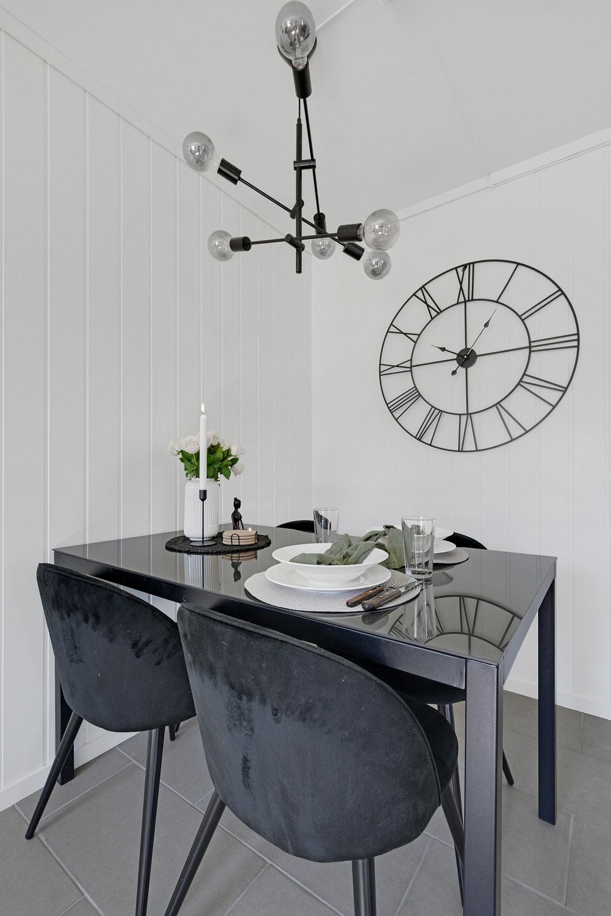 Det er som vi ser plass til et hyggelig kjøkkenbord Galleribilde