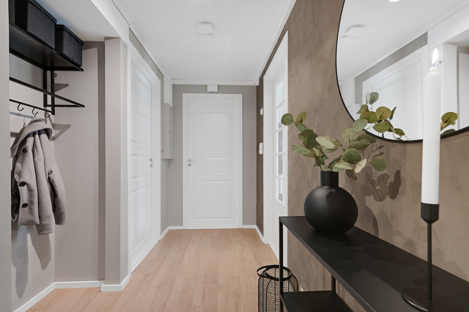 Romslig gang med mange lagringsmuligheter Galleribilde