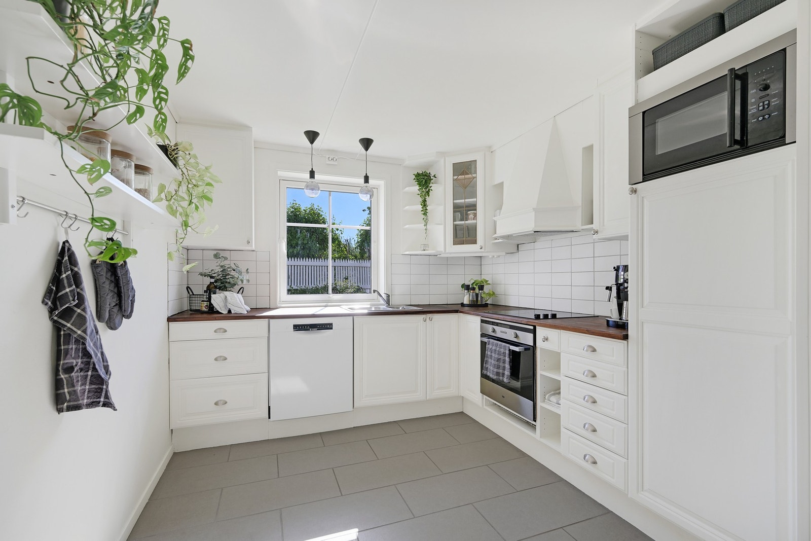 Koselig kjøkken med Marbodal innredning og plass for kjøkkenbord Galleribilde