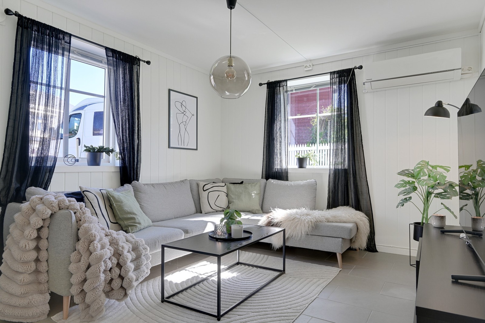 Flislagt stue med varmepumpe, gulvvarme og fine farger Galleribilde