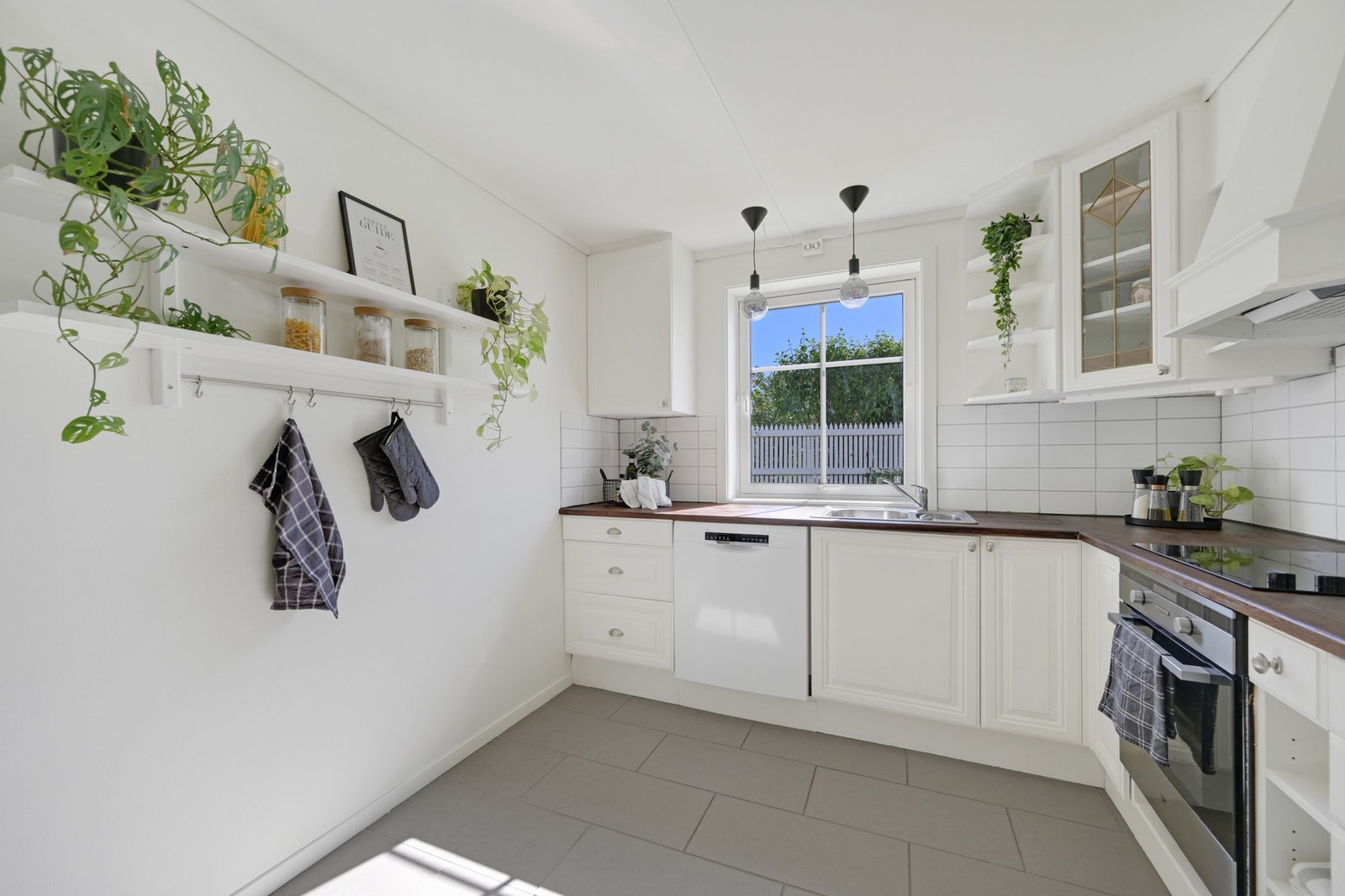 Integrerte hvitevarer på kjøkkenet medfølger Galleribilde