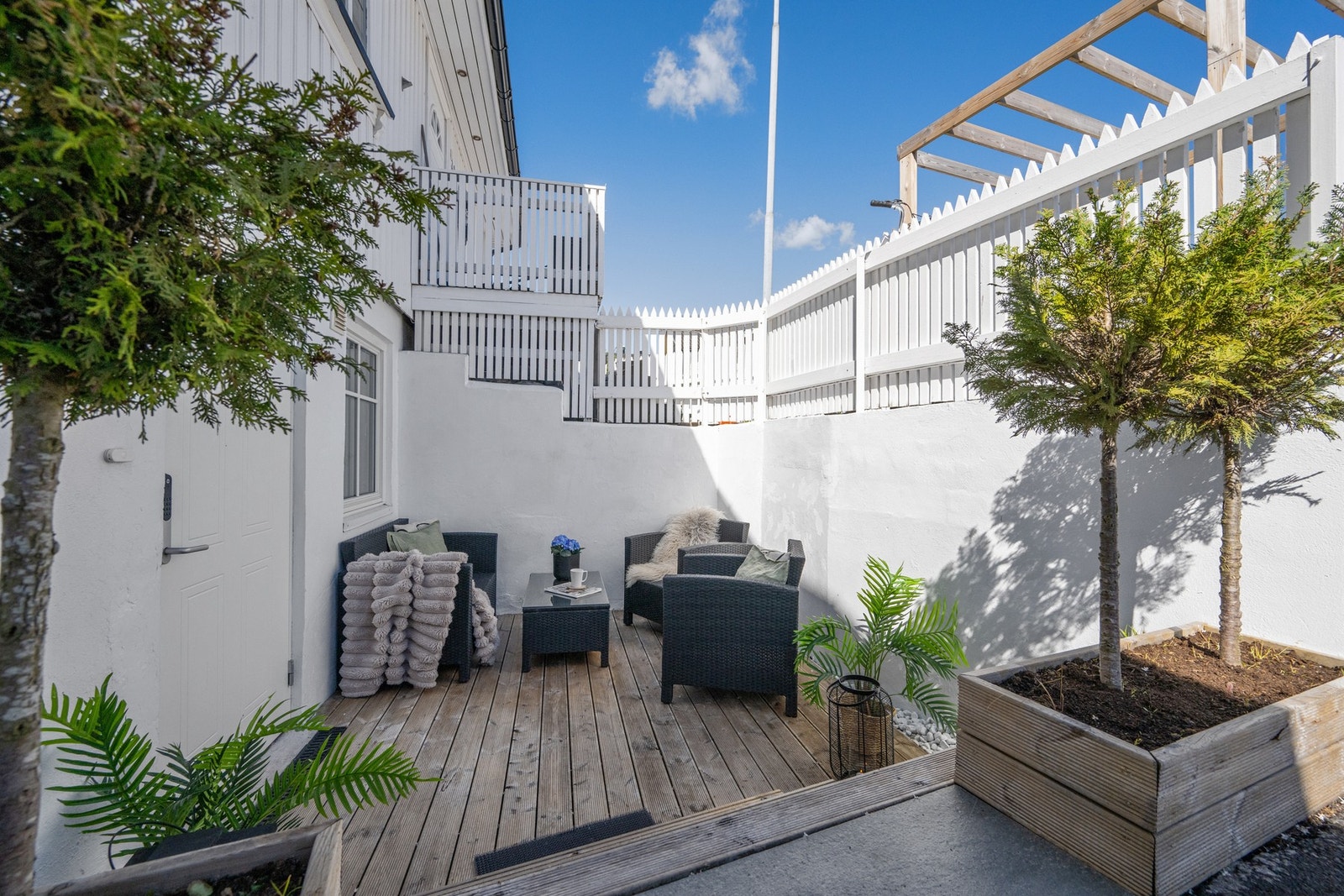 Hyggelig uteplass i forbindelse med inngangspartiet til leiligheten Galleribilde