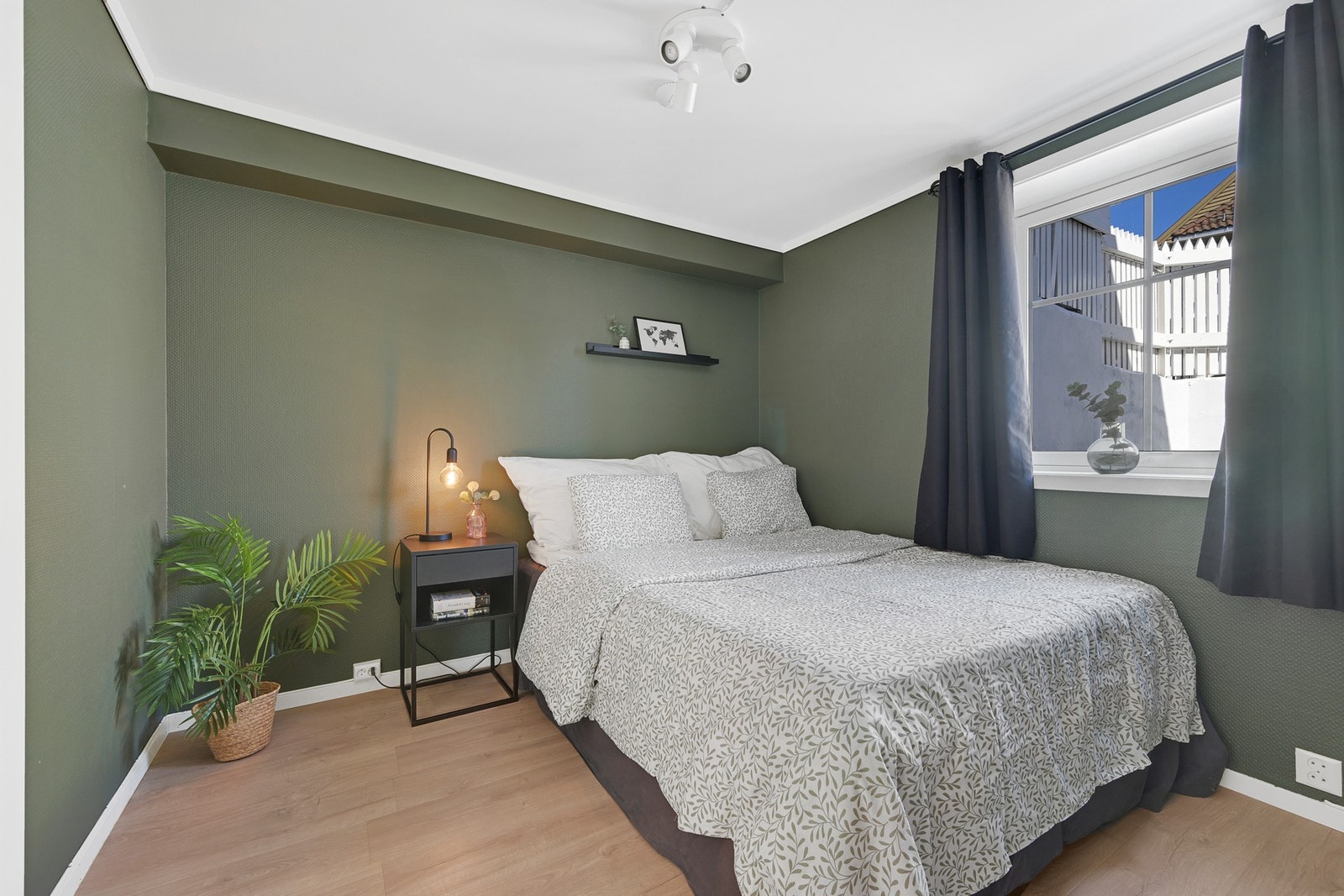 Leiligheten har et romslig soverom Galleribilde