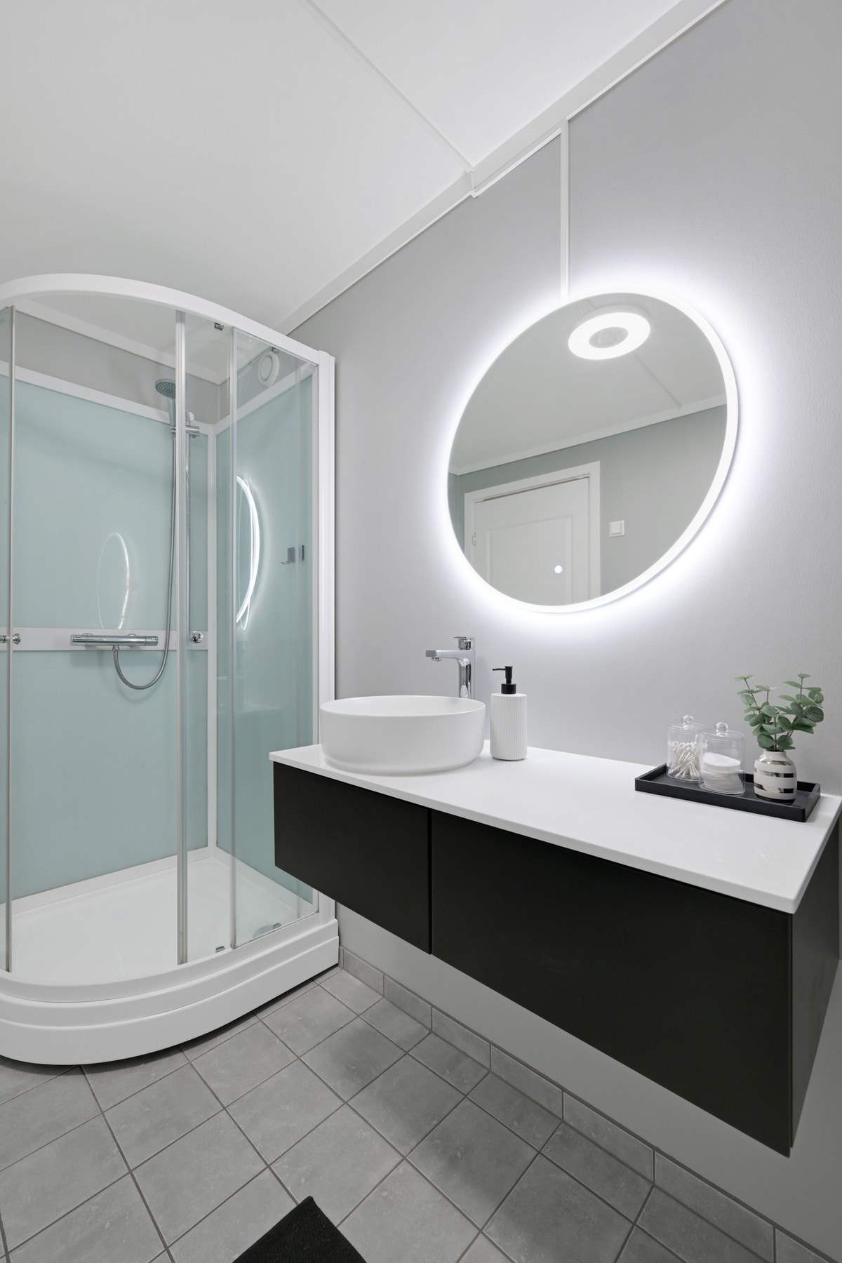 Fliser på gulv med varmekabler Galleribilde