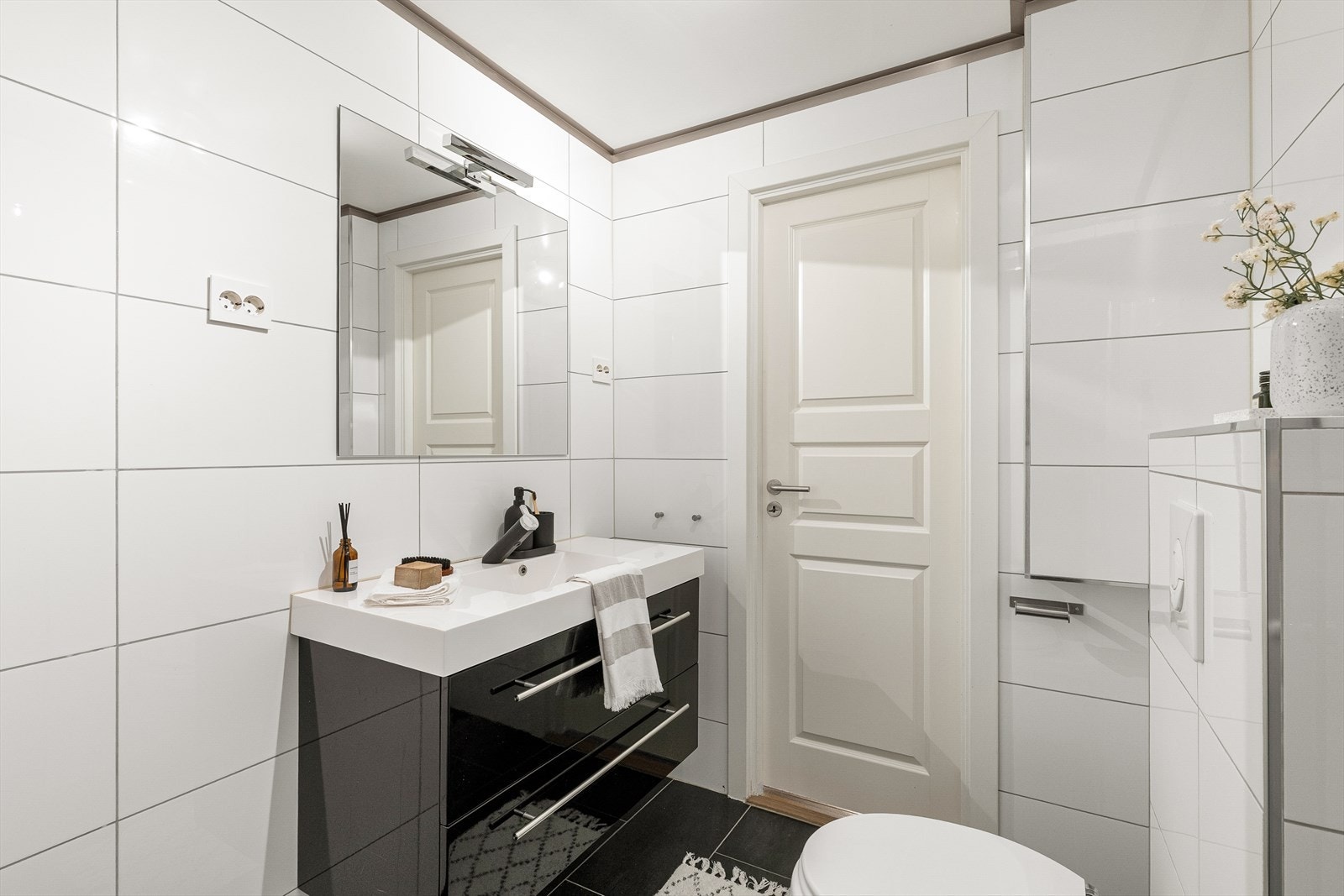 Baderom ble oppgradert i 2012. Fliser på gulv og vegg, samt varmekabler i gulv. Galleribilde