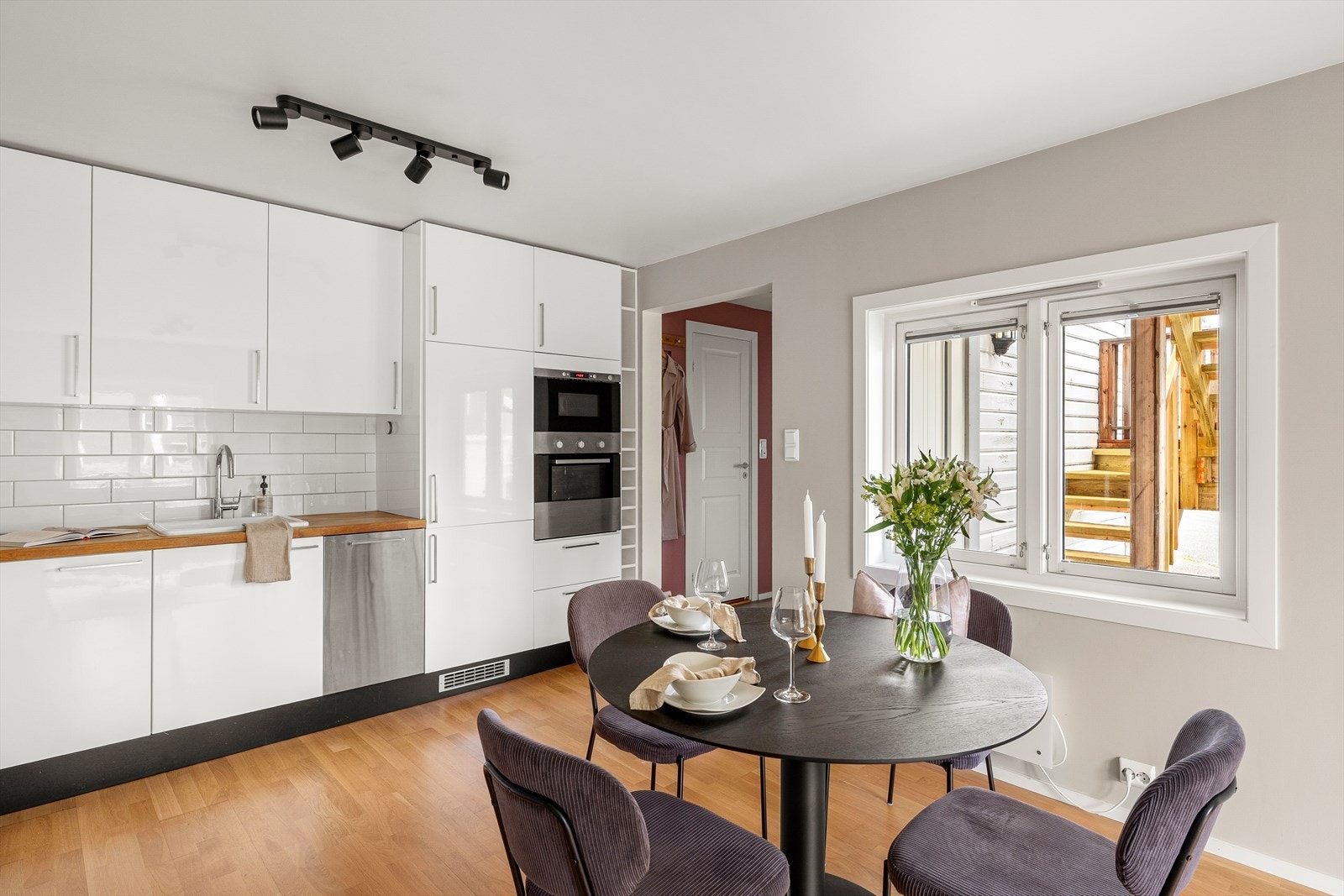 Pent og tidløst kjøkken oppgradert i 2012. Galleribilde