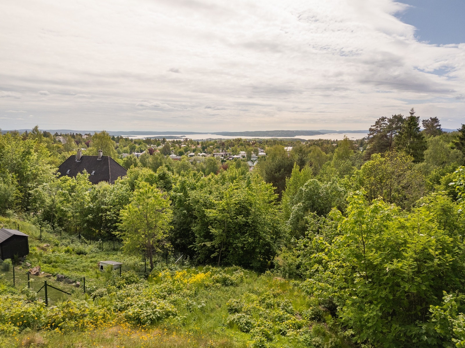 Solrik utsiktseiendom med skjermet beliggenhet på Slemdal. Galleribilde