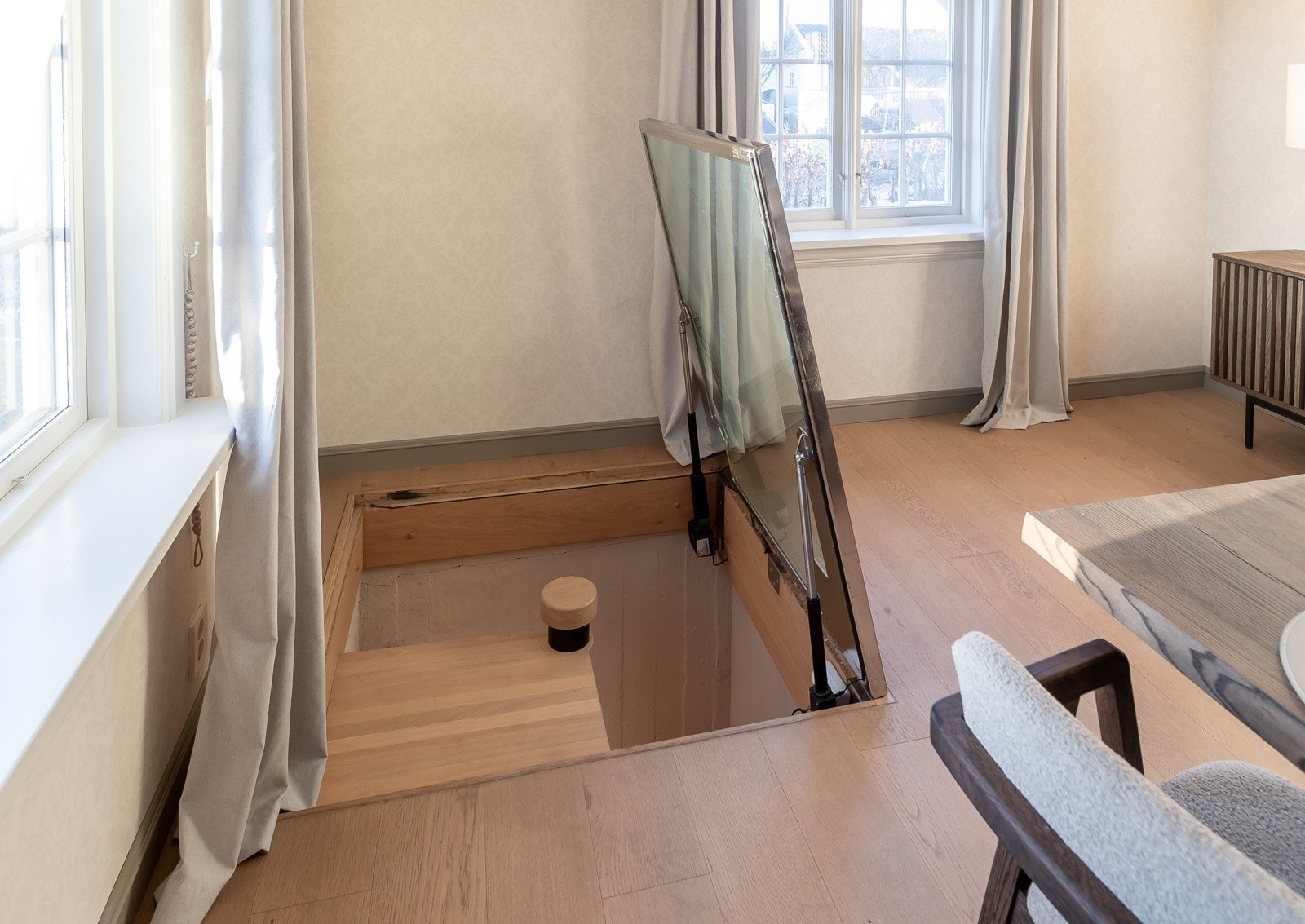 med motorisert glassgulv Galleribilde