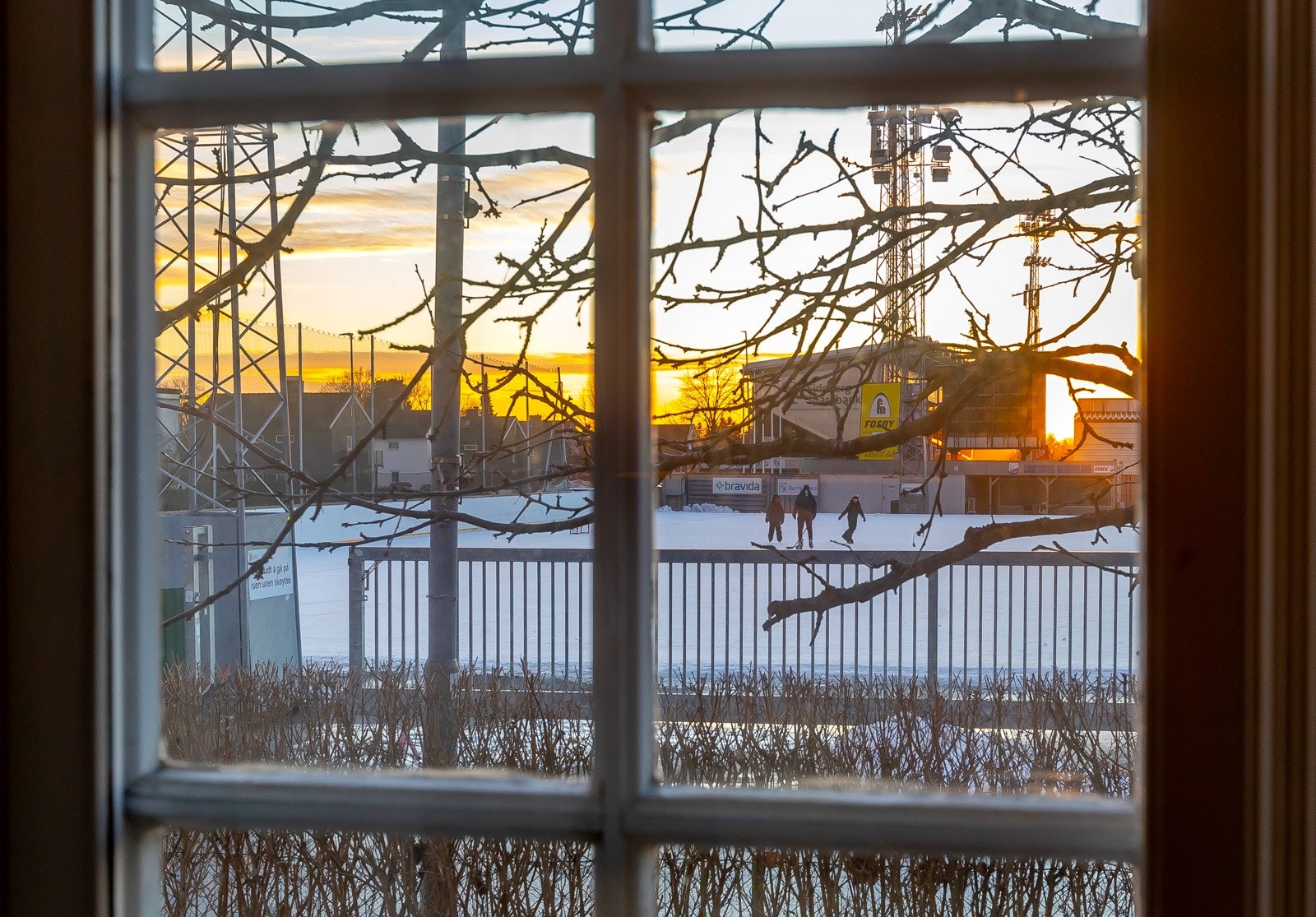 Utsikt til skøytebanen fra stuevinduet Galleribilde