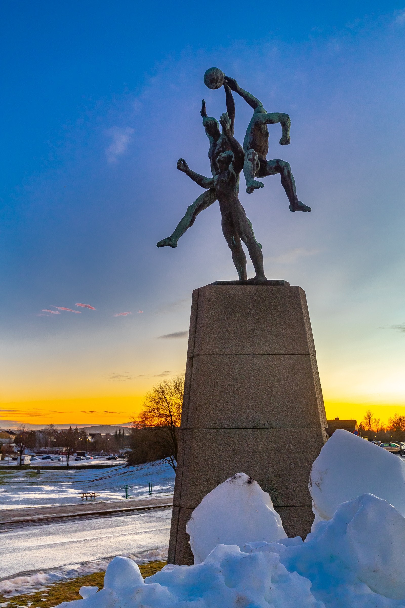 Statuen Ballglede passer perfekt ved Sarpsborg 08 stadion. Den er laget av Arnold Haukland og befinner seg få meter fra hans barndomshjem Galleribilde