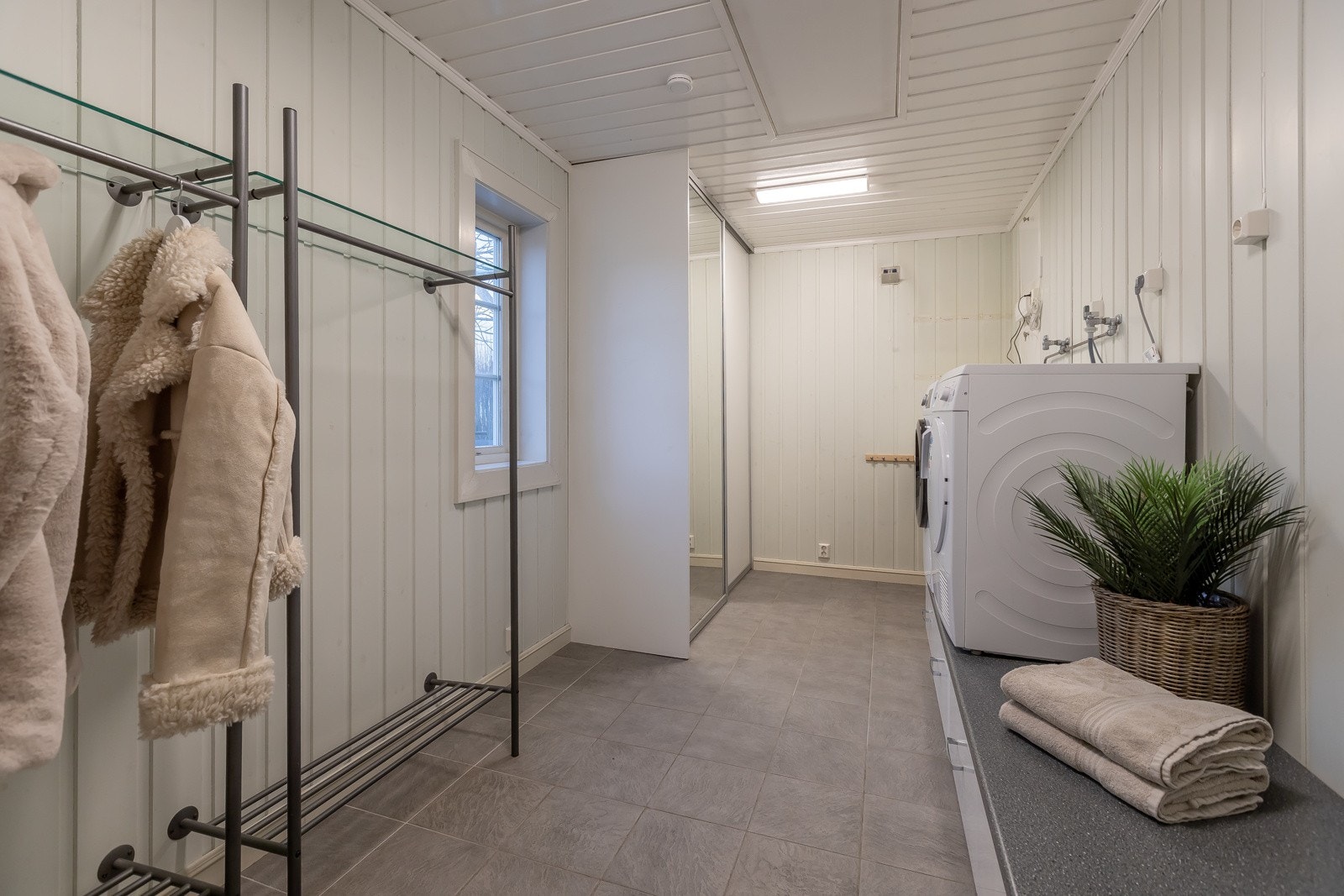 Vaskerom av god størrelse, Brukes også som garderobe for gjester. Galleribilde