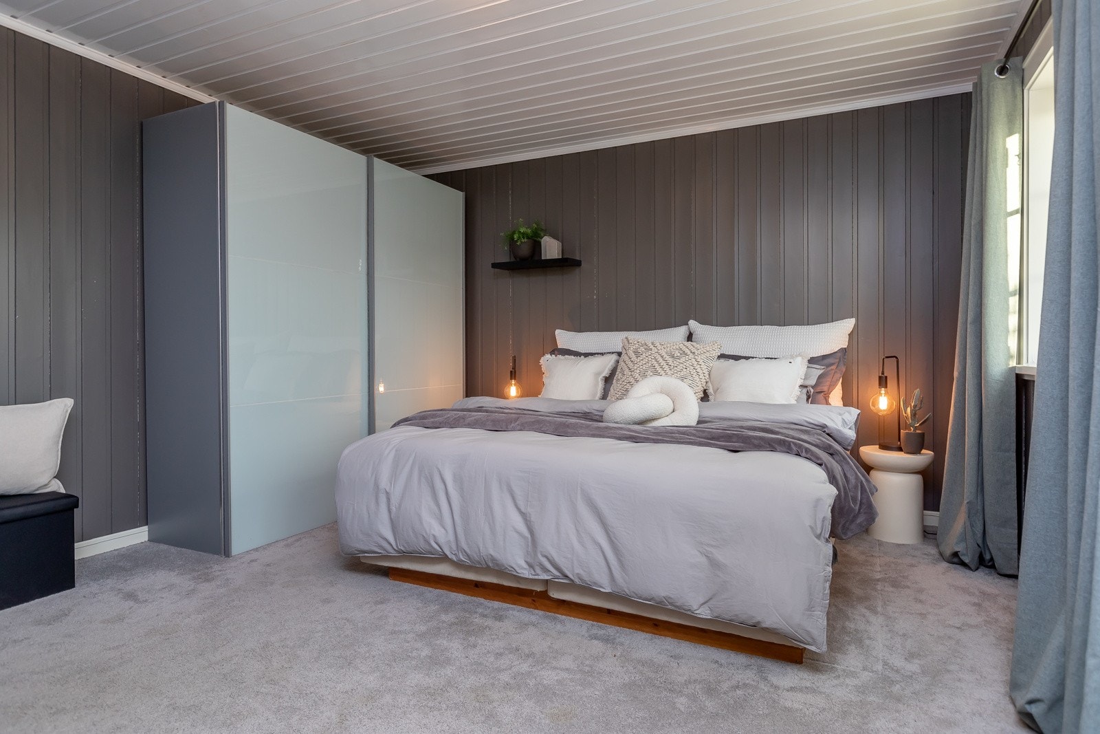 Garderobeskap medfølger Galleribilde