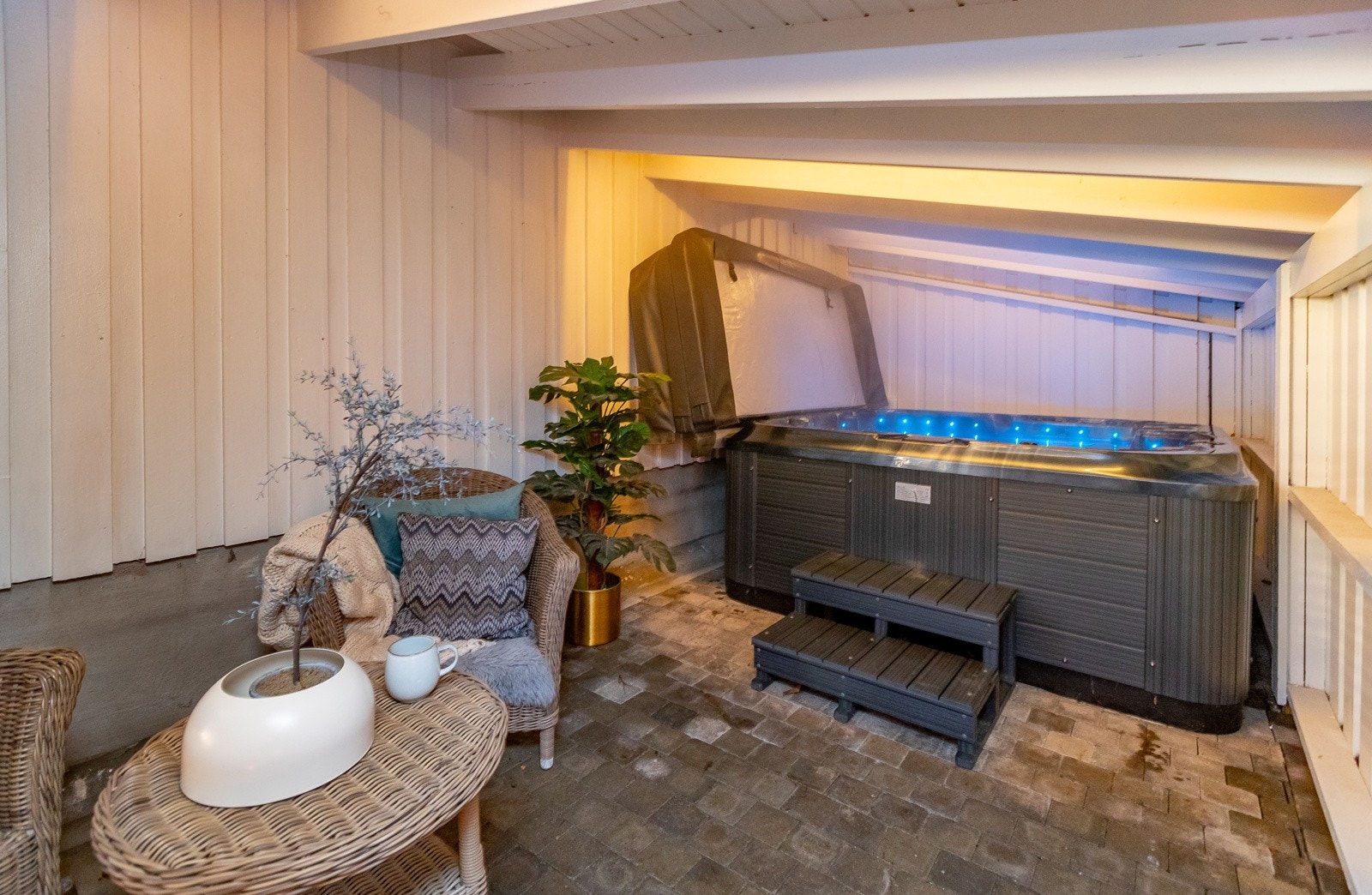 "Utestue" med Jacuzzi og sone for møbler. Fint å nyte et bad uansett årdstd. Jacuzzi medfølger Galleribilde