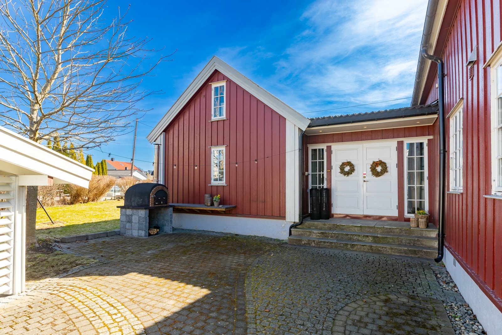 Stenlagt gårdsplass, skjermet hage, utestue med jacuzzi & pizzaovn Galleribilde