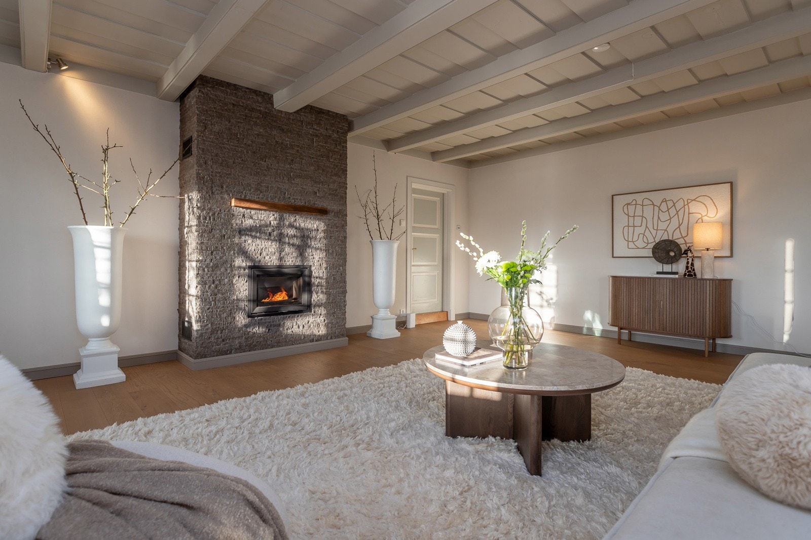 totalt 3 stuer - her hovedstuen med peis i sentrum og et rom skapt for å trekke seg tilbake etter et vellykket middagsselskap. Galleribilde