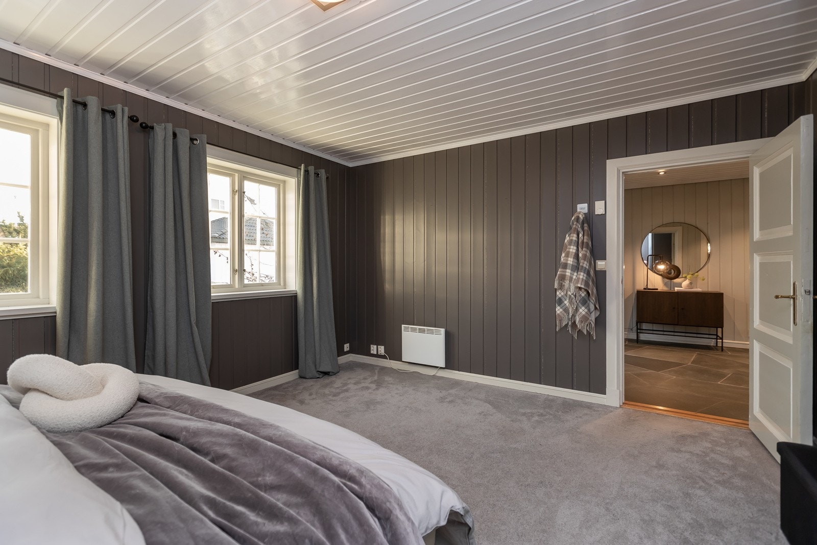 To vinduer vendt mot øst. Galleribilde