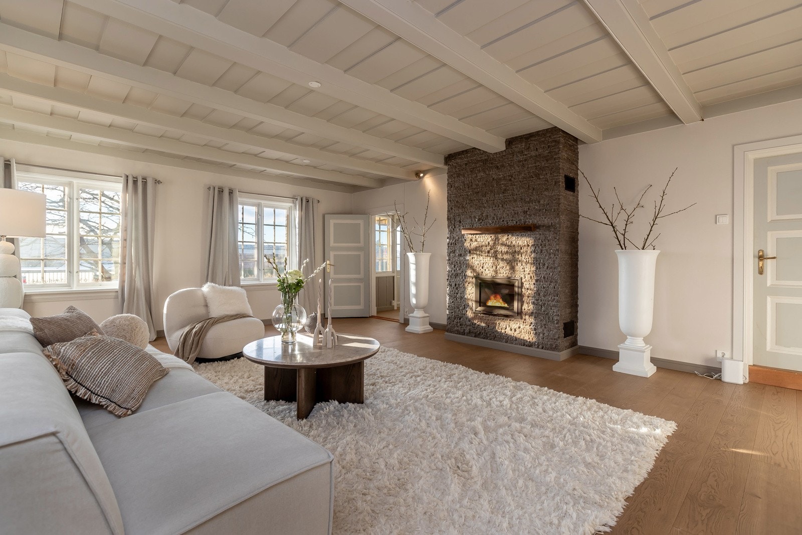 Hovedstuen har vakre bjelker i taket og 4 vinduer med smårutet glass Galleribilde