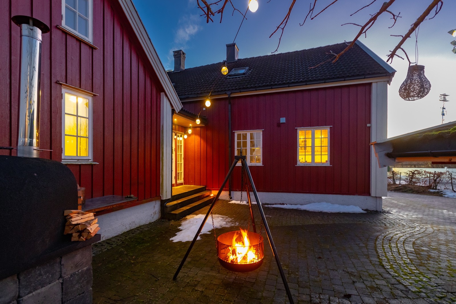 Skjermet stenlagt gårdsplass Galleribilde