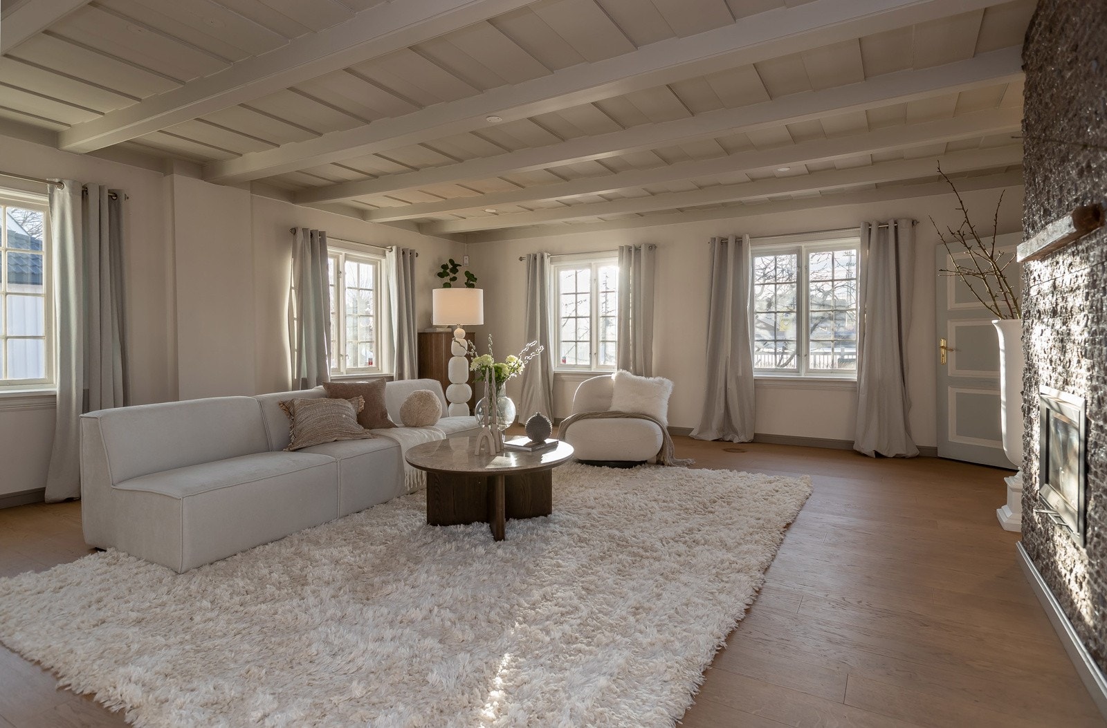 Vakre gulv i alle stuene skaper en helhet Galleribilde