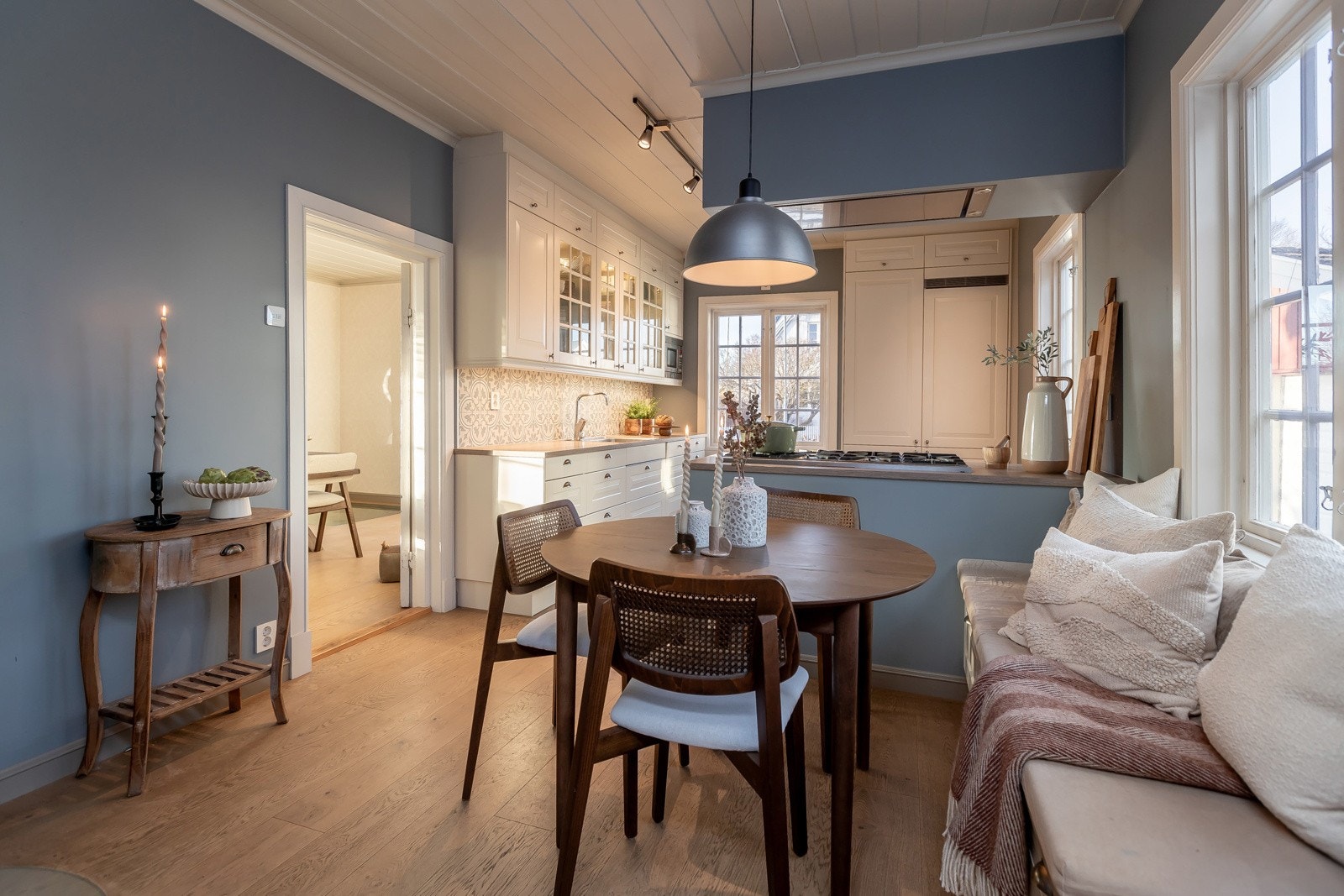 Kjøkken med koselig spiseplass Galleribilde