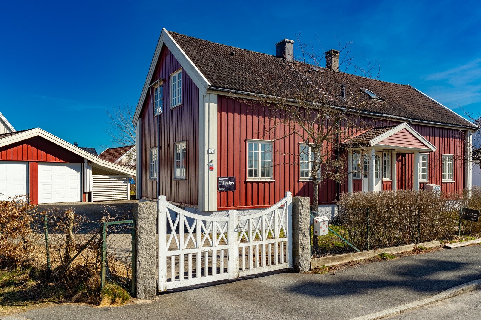 Velkommen inn i bakgården & hagen som er skjermet med lite innsyn! Galleribilde