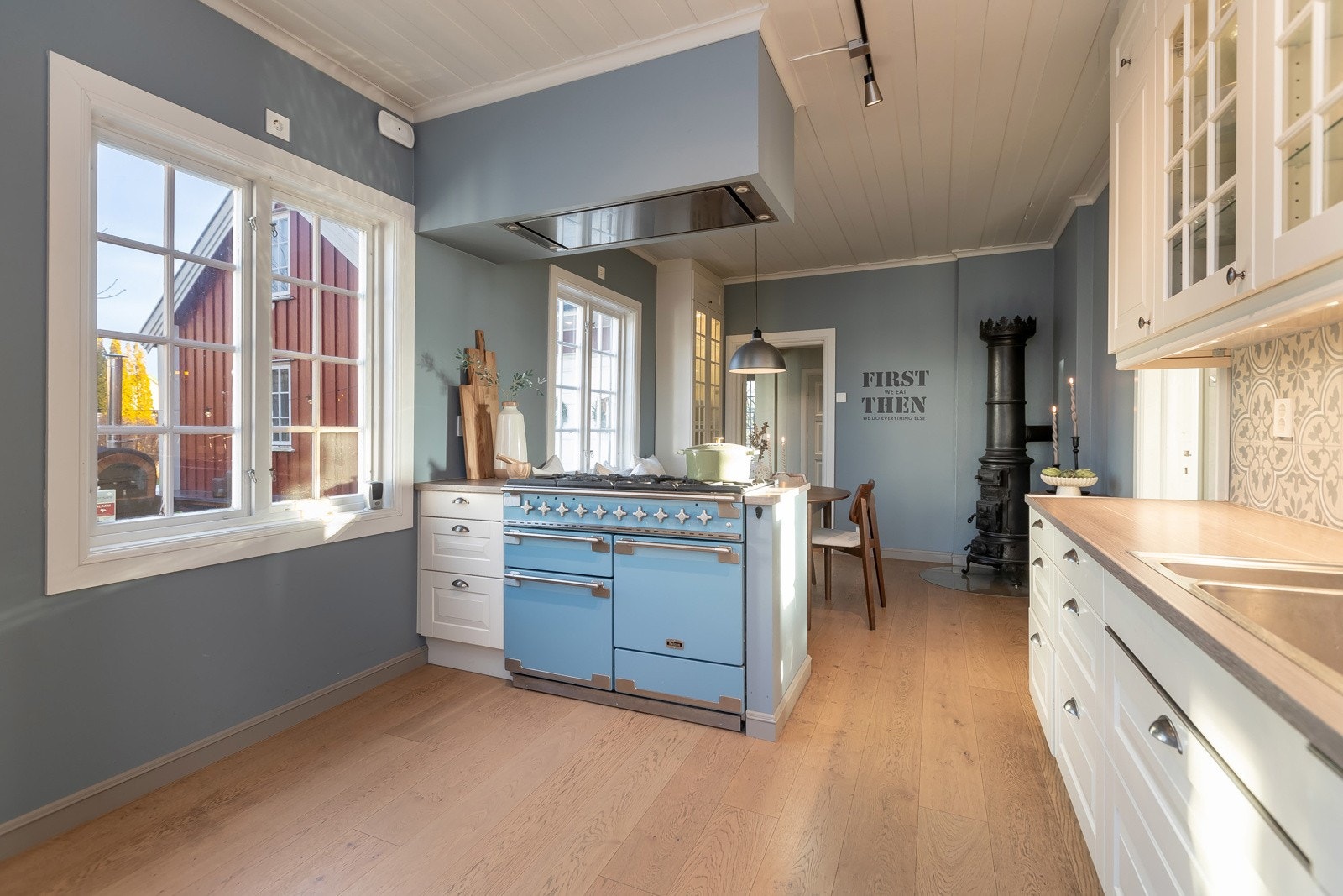 Et utrolig koselig kjøkken hvor du har plass til å lage middag både for to eller mange. Galleribilde