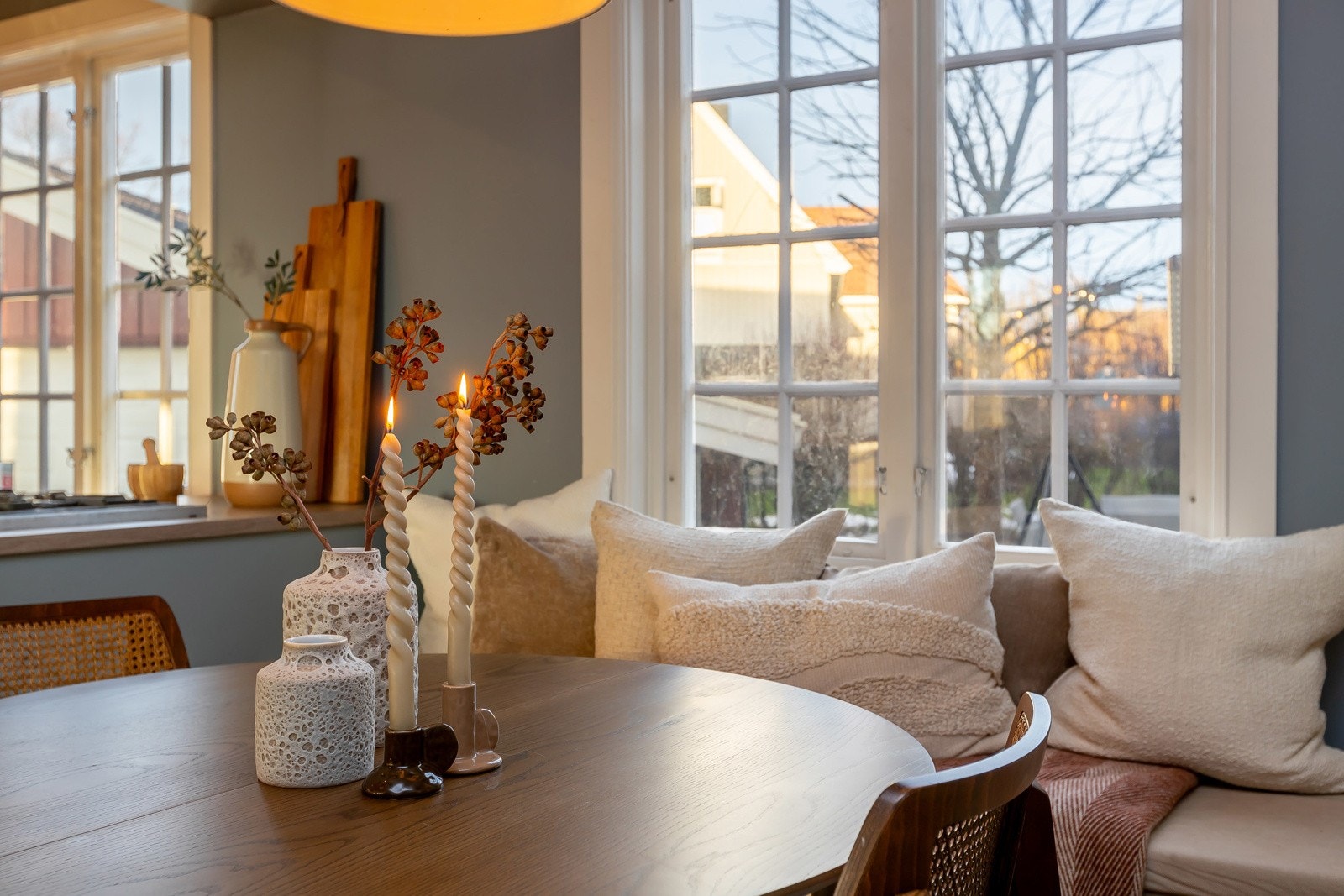 Store vinduer ( tot. 3) slipper inn lyset så fint og gir også utsikt mot bakgården & hagen Galleribilde