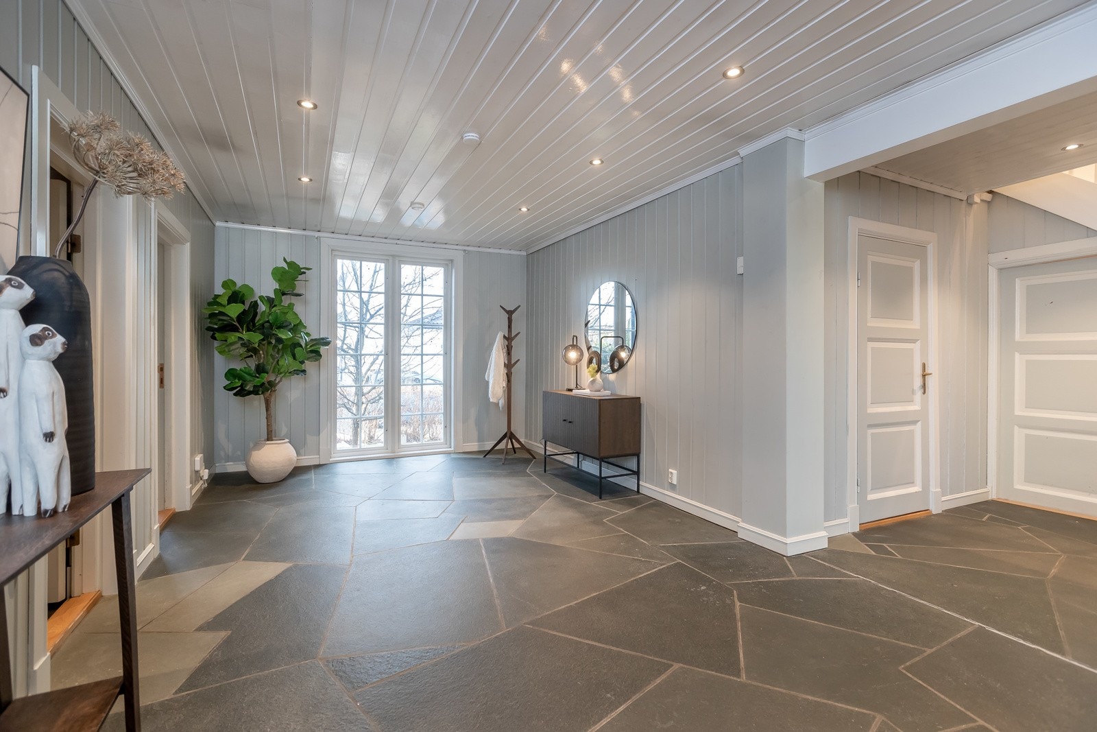 Hall med glass også i enden - slipper fint inn lyset fra begge sider. Til venstre finner du vaskerom. bad m/ wc og et stort soverom. Galleribilde