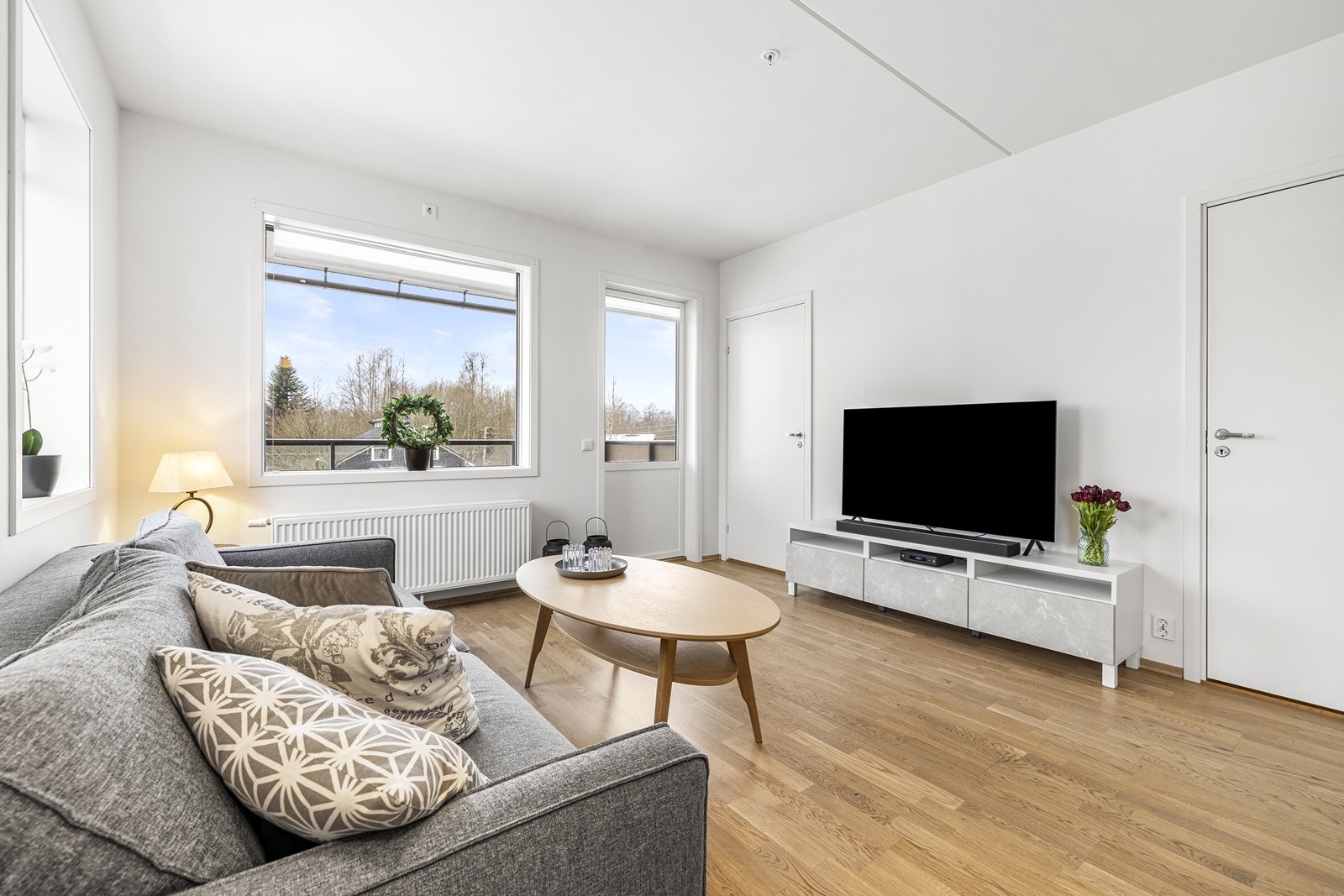 Stuen er av god størrelse med store vindusflater og direkte utgang til balkong. Galleribilde