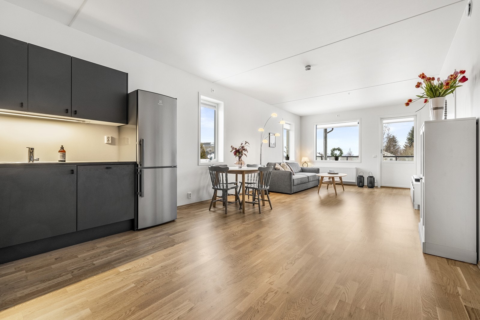 Det er god plass til en praktisk spisestue mellom stuen og kjøkkenet. Galleribilde