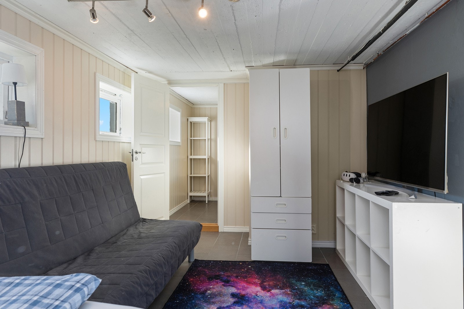 Deler av u.etasje/kjelleren er innredet og omgjort uten byggemelding til kommunen og uten at nødvendig godkjennelse er gitt Galleribilde