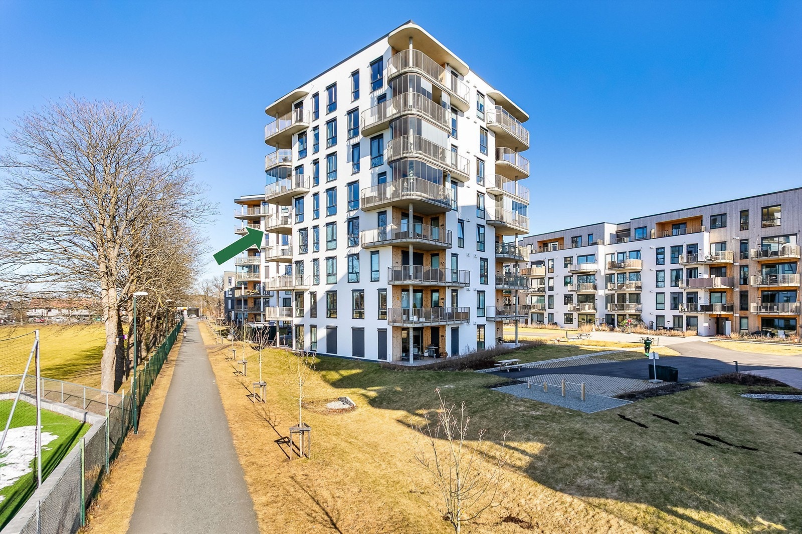 Leiligheten ble ferdigstilt i 2023 og er luftig beliggende i femte etasje, med balkong orientert i vestlig retning. Galleribilde