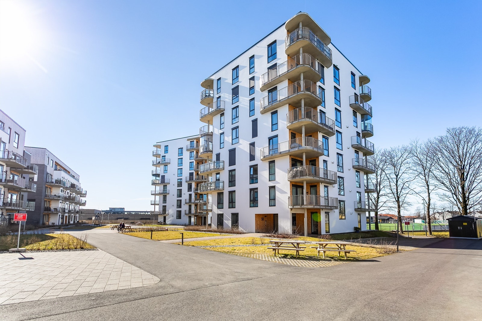 Heis i bygget gir enkel adkomst til alle etasje, inkludert garasjeanlegget der leiligheten disponerer fast plass. Galleribilde